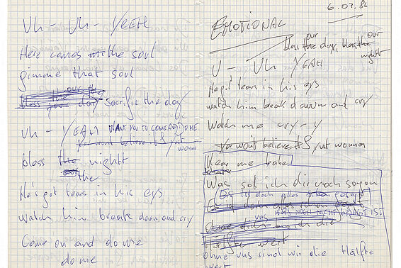 Handschriftliche Lyrics auf kariertem Papier