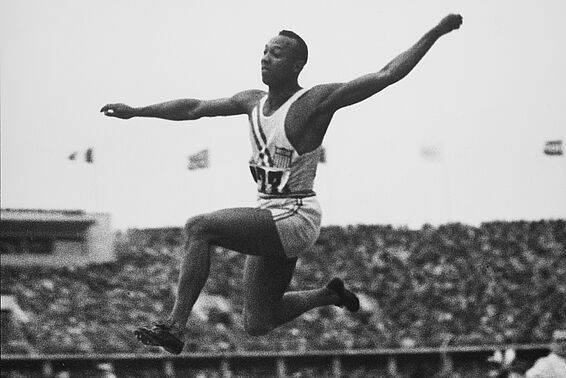 Leichtathlet beim Sprung in der Luft