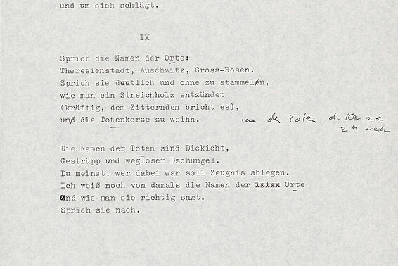Drei getippte Absätze auf einem Papier.