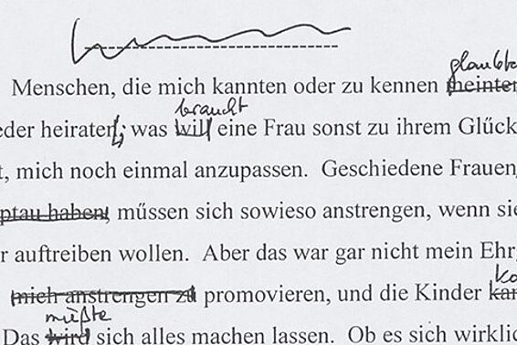 Getippter Text auf Papier mit Korrekturen.