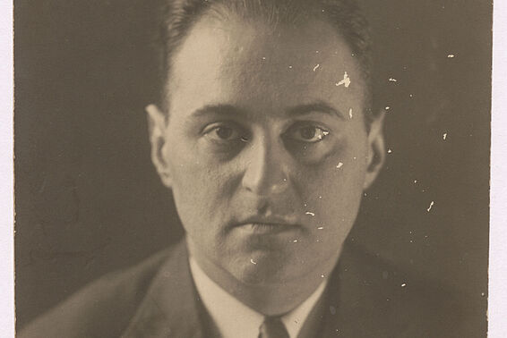 Black and white picture of a man in suit and tie