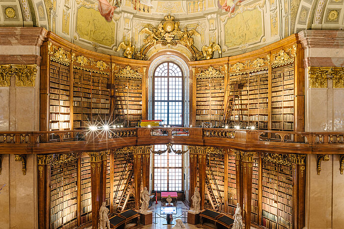 Marmorsaal mit vollen Bücherregalen.