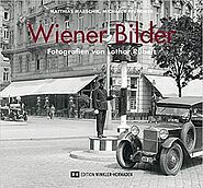 Polizist steht auf Verkehrsinsel und lenkt den Verkehr