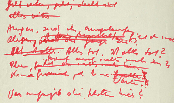 rote Schrift auf beigem Papier