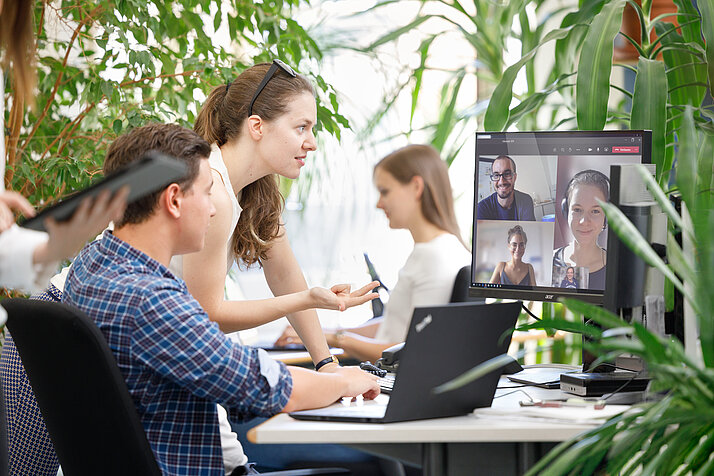 Mehrere Personen halten eine Videokonferenz ab.
