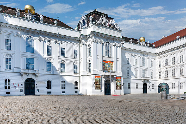 Fotografie der Fassade der Österreichischen Nationalbibliothek am Josefsplatz.