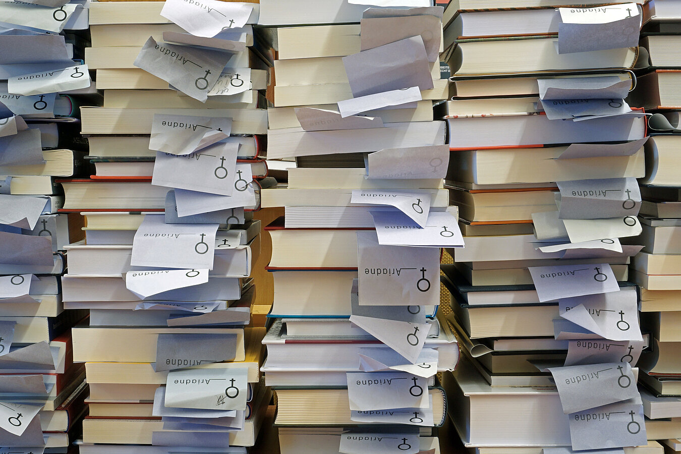 Bücherstapel mit Ariadne-Steckzettel