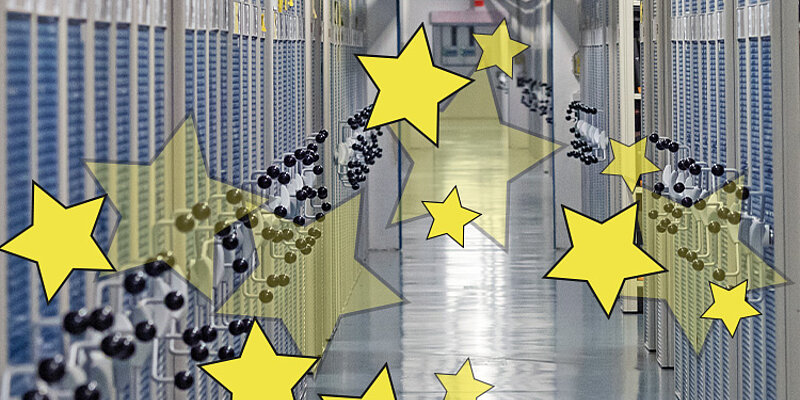 Foto von langem Gang mit Bücherregalen und gelben Sternchen