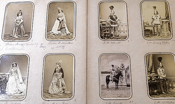 Fotoalbum mit schwarz-weißen Fotos von Menschen als orientalische Damen oder Ritter verkleidet.