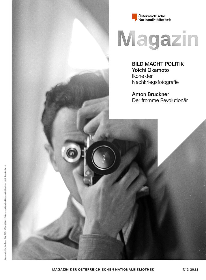 Magazin-Cover mit schwarz-weißem Foto von Person, die sich mit Kamera selbst im Spiegel fotografiert.