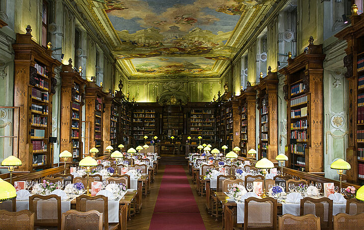 Barocker Saal mit gedeckten Tischen