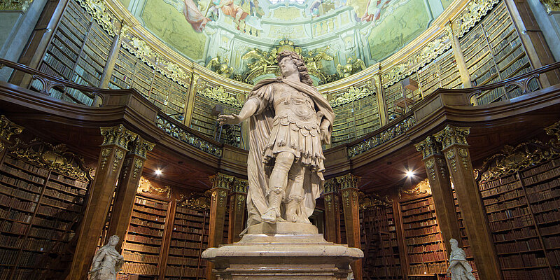 Foto von Marmorstatue in Bibliothek.