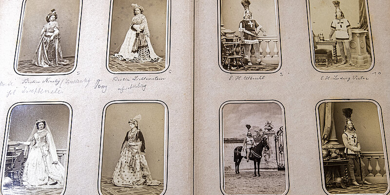 Fotoalbum mit schwarz-weißen Fotos von Menschen als orientalische Damen oder Ritter verkleidet.