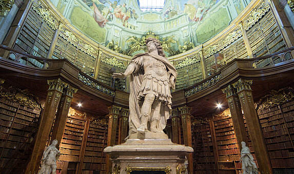 Foto von Marmorstatue in Bibliothek.