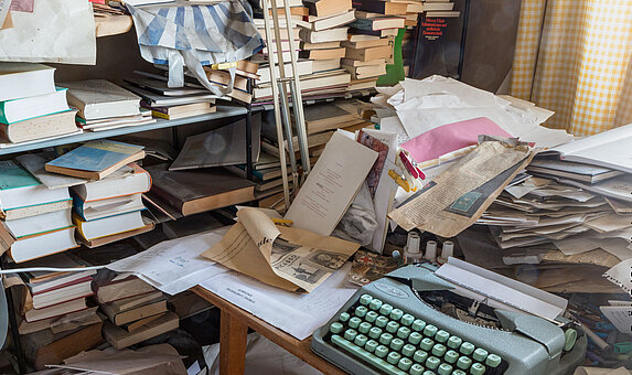 Foto von chaotischem Schreibtisch.