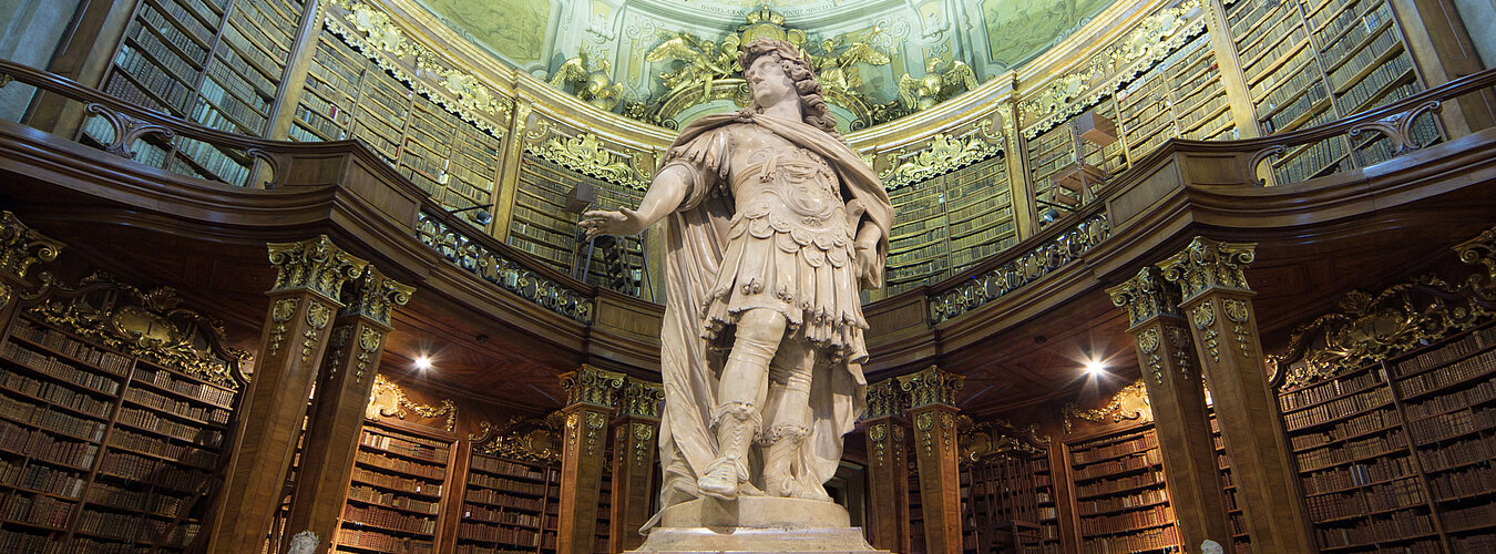 Foto von Marmorstatue in Bibliothek.