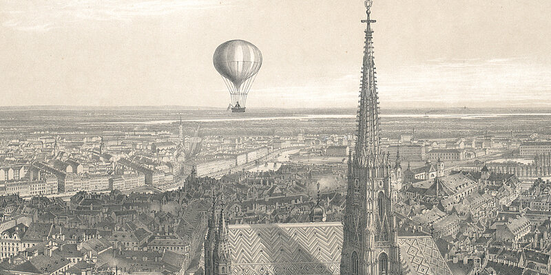 Schwarz-weißes Zeichnung von Stadt mit Kirchturm und Heißluftballon.
