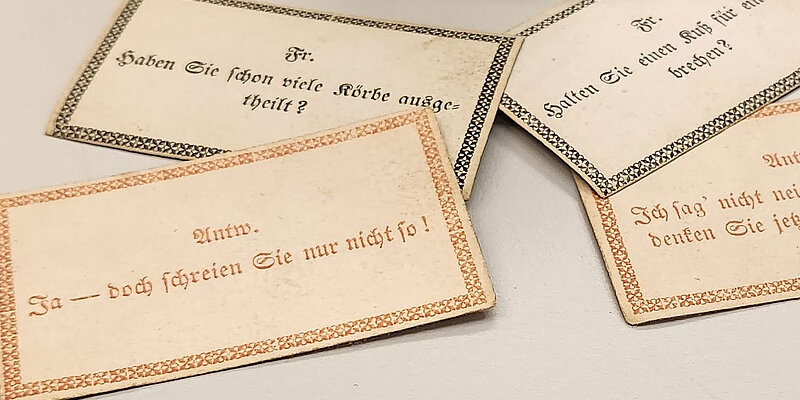 Spielkarten mit Fragen und Antworten darauf.