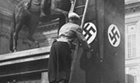 Bild - Zwei Männer befestigen Hakenkreuze auf einer Säule