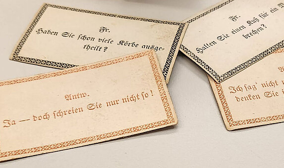 Spielkarten mit Fragen und Antworten darauf.