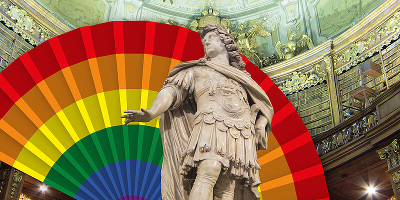 Foto von Statue in barockem Saal, dahinter ein Fächer in Regenbogenfarben.