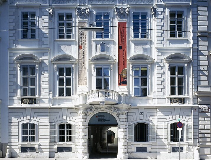 Weißes Haus mit Bannern