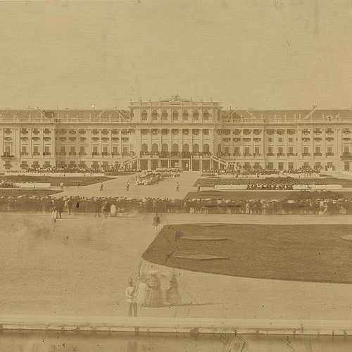 Alte Schwarzweiß-Aufnahme mit Gelbstich von Schloss Schönbrunn, Gartenansicht