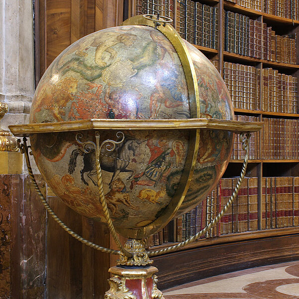 Großer, antiker Globus.
