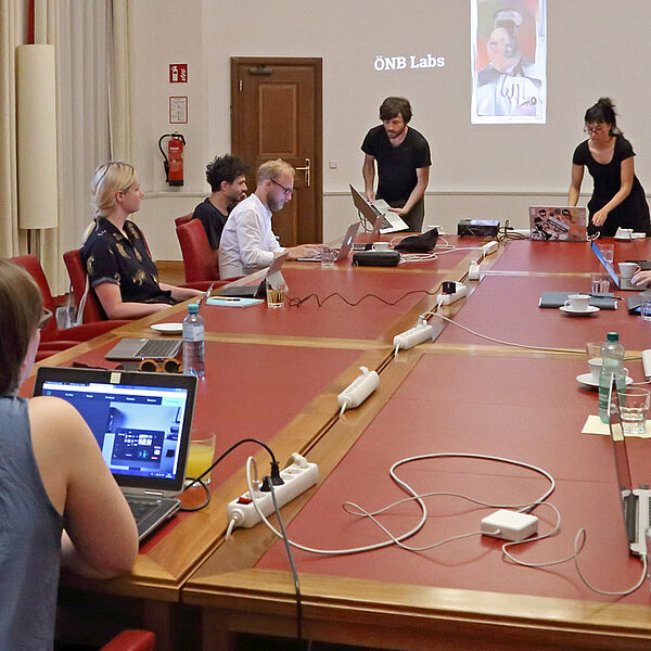 Menschen am Besprechungstisch