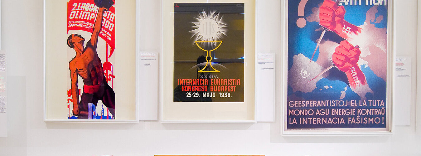 Vitrinen mit Plakaten im Esperantomuseum