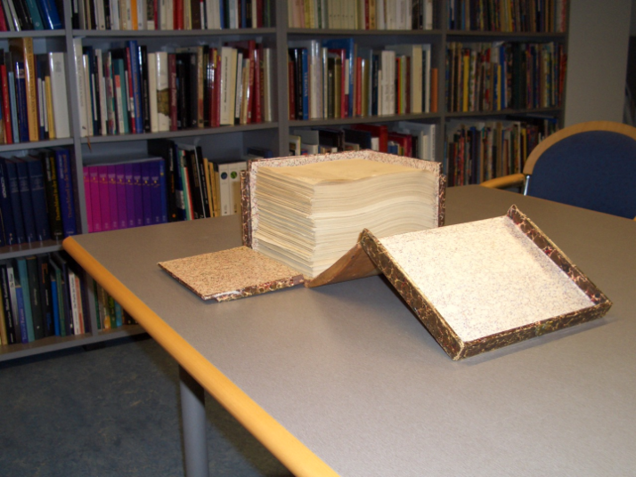 Bücherregale, Tisch mit altem Zettelinventar