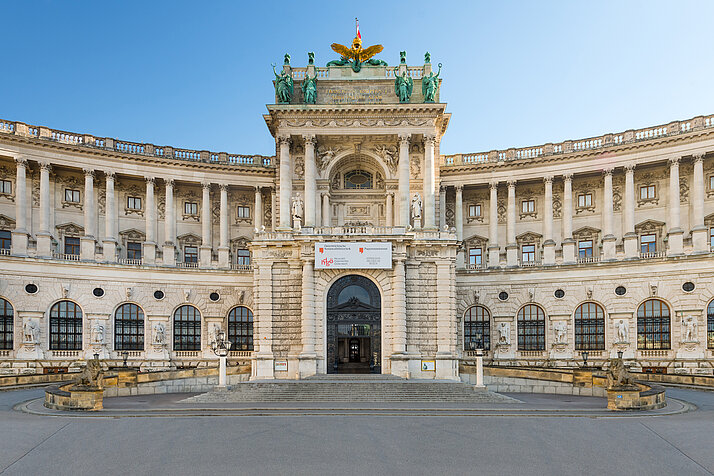 Prächtiges Gebäude mit goldenem Adler am Dach