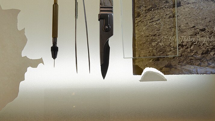 Materialien und Werkzeuge die für die Ergänzung der Fehlstelle an der Fotografie benötigt werden.