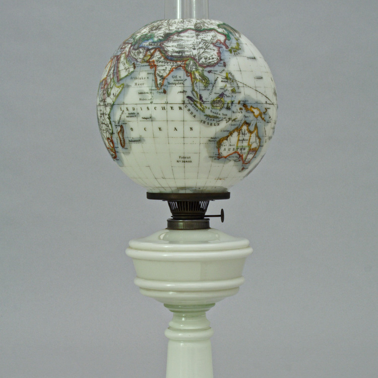 Lampe mit weißem Globus als Leuchte.