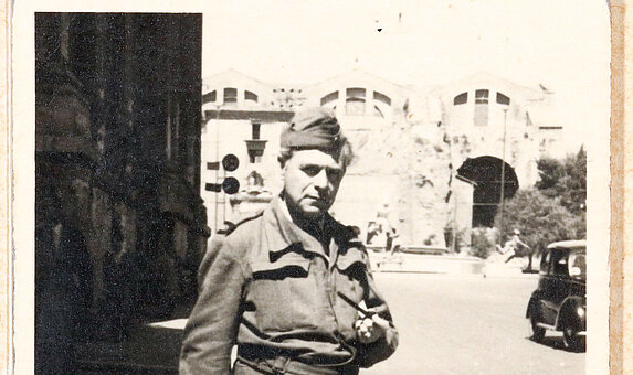 Das Bild zeigt einen Mann in Uniform. 
