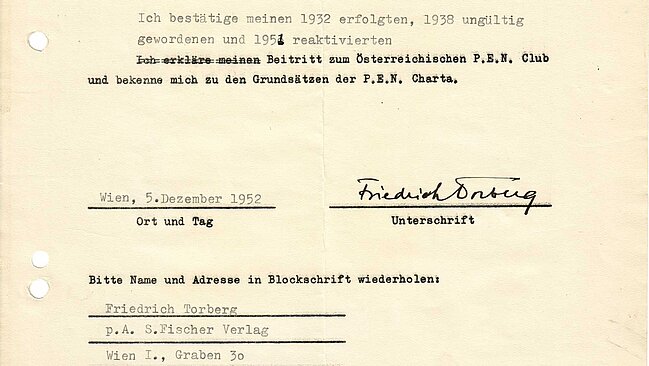 Ein vergilbtes beschriebenes Blatt Papier. 