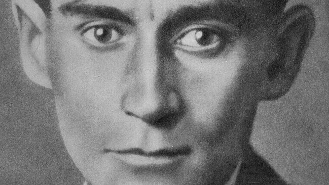 Schwarz-weißes Porträtfoto von Person mit Anzug, zusammengesetzt aus hunderten, kleinen Zeitschriftentitelseiten.