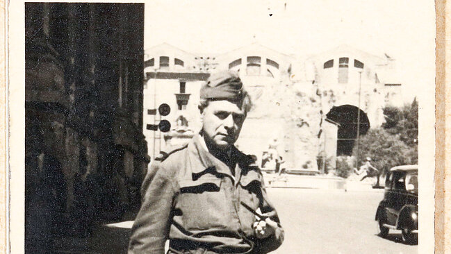 Das Bild zeigt einen Mann in Uniform. 