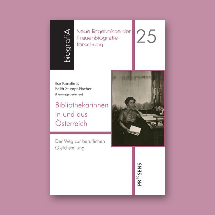 Buchcover mit schwarz-weißem Foto von Frau in Bücherei, lila Rand