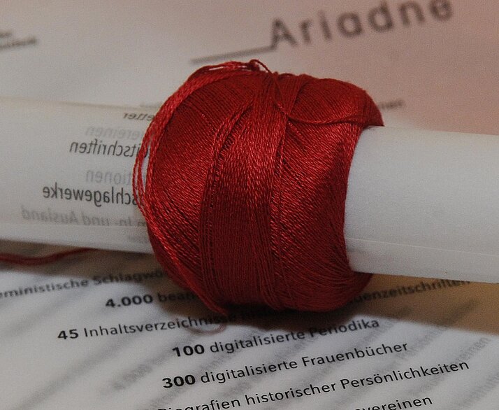 roter Faden der Ariadne (Garnrolle)