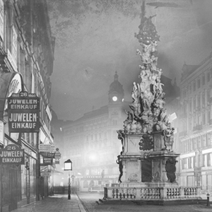 Foto von prächtiger Säule am Graben bei Nacht, schwarz-weiß