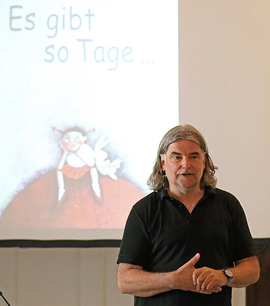 Foto eines Menschen, der einen Vortrag hält. 