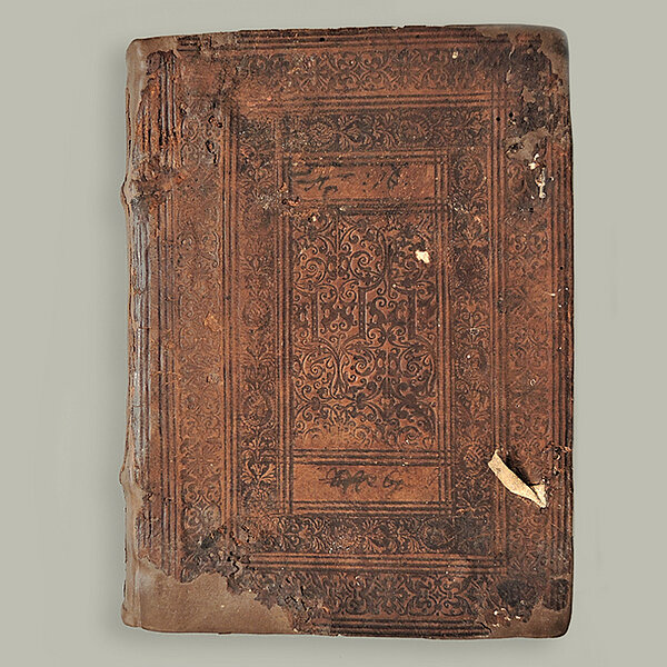 Beschädigter brauner Bucheinband