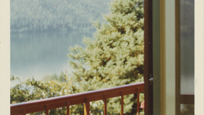 Foto aus dem Fenster mit Blick auf Balkon und Berge.
