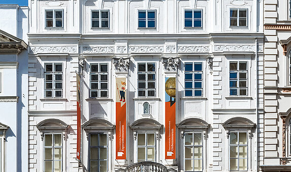 Prächtiges weißes Altbaugebäude vor strahlend blauem Himmel