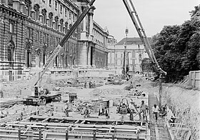 Kran und Bauarbeiter im Burggarten