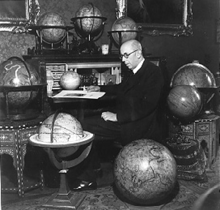 Abbildung von Robert Haardt mit seinen Globen