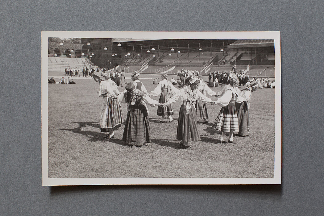 Volkstanz in einem Stadion, 1939
