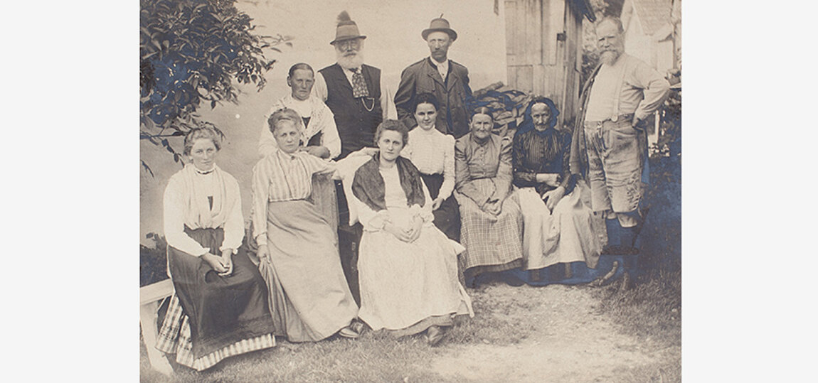 Gruppenbild bei der Familie Simonlechner in der Ramsau, 1902, dritte von links sitzend Elsa Pommer