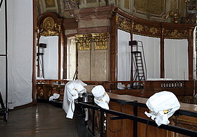 Zugedeckte Scheinwerfer.